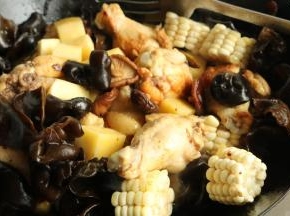 加入香菇、木耳、玉米和土豆翻炒。