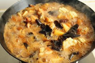 加入老抽，五香粉，盐等调料，并加入能淹没食材的水，炖半个小时。