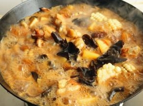 加入老抽，五香粉，盐等调料，并加入能淹没食材的水，炖半个小时。