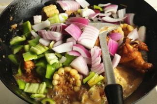 加入洋葱和青椒，再翻炒1分钟。