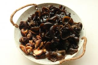 准备配菜。木耳和干香菇提前泡发洗净。