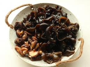 准备配菜。木耳和干香菇提前泡发洗净。