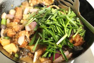 加入韭菜炒匀，关火。菜就做好了，要留一些汤汁用来拌面，不要收太干。