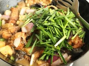 加入韭菜炒匀，关火。菜就做好了，要留一些汤汁用来拌面，不要收太干。