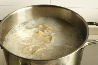 汤锅水烧开后转小火，做好的拉条放入汤锅，全部放入后转大火再煮1分钟左右就可以了，不用担心先下入的会煮烂。