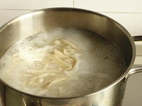 汤锅水烧开后转小火，做好的拉条放入汤锅，全部放入后转大火再煮1分钟左右就可以了，不用担心先下入的会煮烂。