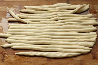 醒好的面，移到面板上，切成粗条。