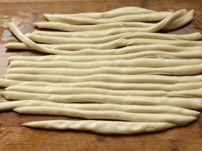 醒好的面，移到面板上，切成粗条。