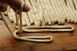 一根根拉长，经过醒发是很容易拉长的。