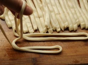 一根根拉长，经过醒发是很容易拉长的。