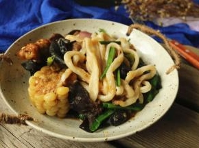 煮好的面条拌上炒好的蔬菜就是好吃的拌面。