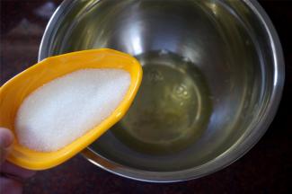 打发蛋白：蛋白加入2克柠檬汁，1克盐，33克的细砂糖（分三次加入），低速打发至粗泡状态。