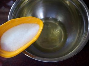 打发蛋白：蛋白加入2克柠檬汁，1克盐，33克的细砂糖（分三次加入），低速打发至粗泡状态。