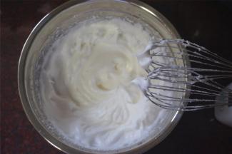 然后转为中速，打发至中性发泡（倒置容器，蛋白不流出）。