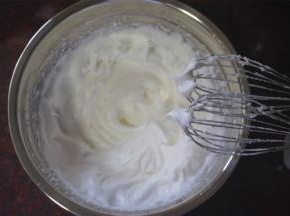 然后转为中速，打发至中性发泡（倒置容器，蛋白不流出）。