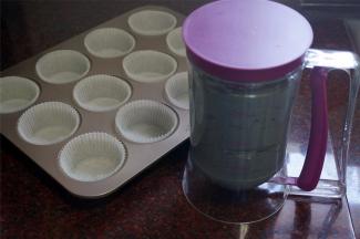 将蛋糕糊装入专用的漏斗容器中或裱花袋。