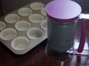 将蛋糕糊装入专用的漏斗容器中或裱花袋。