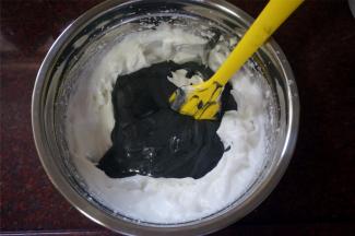 将三分之一的蛋白糊加入到蛋黄糊中，切拌均匀。然后将其倒入剩余的蛋白糊中，拌均匀。