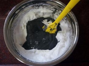 将三分之一的蛋白糊加入到蛋黄糊中，切拌均匀。然后将其倒入剩余的蛋白糊中，拌均匀。