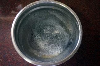 然后筛入戚风蛋糕粉和烘焙用竹炭粉，拌至无干粉状态。