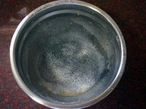 然后筛入戚风蛋糕粉和烘焙用竹炭粉，拌至无干粉状态。