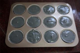 模具放上纸托，倒入蛋糕糊，这个量刚好可以装满12杯。