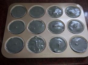 模具放上纸托，倒入蛋糕糊，这个量刚好可以装满12杯。