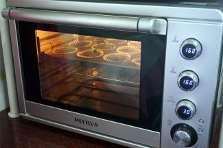 放入预热好的烤箱中层，上下火160度，30分钟。