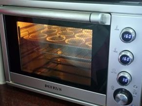 放入预热好的烤箱中层，上下火160度，30分钟。