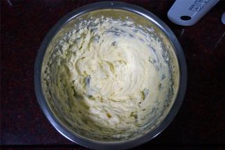 芝士隔水软化后低速搅打开来。