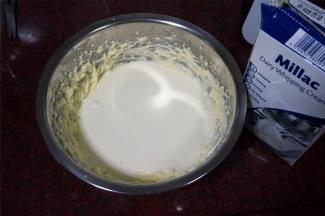 加入淡奶油，搅打融合。（我比较懒，一次性加入，建议还是分开3次加入比较好）。