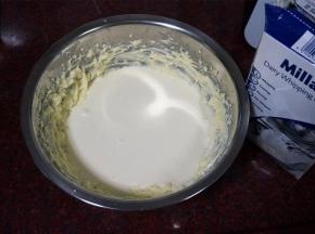 加入淡奶油，搅打融合。（我比较懒，一次性加入，建议还是分开3次加入比较好）。