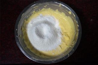 筛入粉类，翻拌均匀。