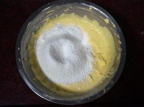 筛入粉类，翻拌均匀。