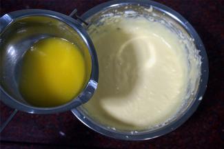 黄油隔水融化后，加入到芝士糊中，拌均匀。