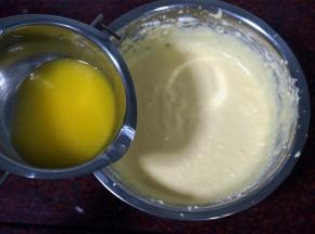 黄油隔水融化后，加入到芝士糊中，拌均匀。