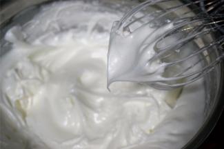 蛋白分次加入细砂糖，打发至大湾沟状态。