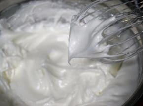 蛋白分次加入细砂糖，打发至大湾沟状态。