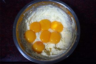 加入蛋黄，搅打融合。（我比较懒，一次性加入，建议还是分开3次加入比较好）。