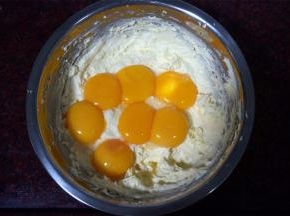 加入蛋黄，搅打融合。（我比较懒，一次性加入，建议还是分开3次加入比较好）。