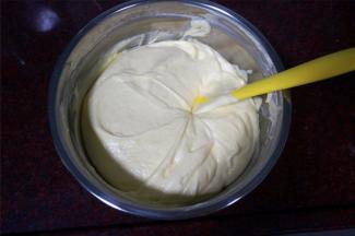 将蛋白糊和蛋黄糊混合拌均匀。