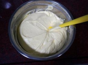 将蛋白糊和蛋黄糊混合拌均匀。