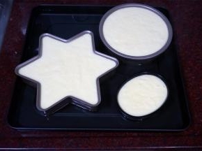 模具刷油，倒入蛋糕糊，震荡出大气泡。烤盘里注入沸水，进行水浴烘烤。