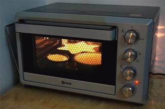 东菱DL-K38E烤箱预热好后，放入最底层，上火150度，下火130度，烤60分钟左右。其他烤箱放入中下层，上下火150度烤60分钟。