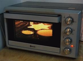 东菱DL-K38E烤箱预热好后，放入最底层，上火150度，下火130度，烤60分钟左右。其他烤箱放入中下层，上下火150度烤60分钟。