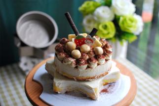 用打发了的淡奶油，可可粉，小饼干装饰即可。