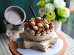 用打发了的淡奶油，可可粉，小饼干装饰即可。