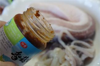 用香菇酱提前将五花肉及鱿鱼腌制一晚上。