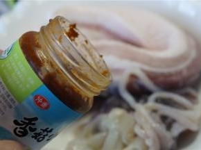用香菇酱提前将五花肉及鱿鱼腌制一晚上。