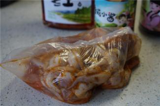 如图这样子用保鲜袋腌制，能让食材更均匀的腌制入味。